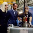 Kristine Fjørtoft Roald og Suad Selak fortalte Kronprinsparet om produksjonen ved Rolls-Royce fabrikken i Brattvåg. (Foto: Stian Lysberg Solum / NTB scanpix)